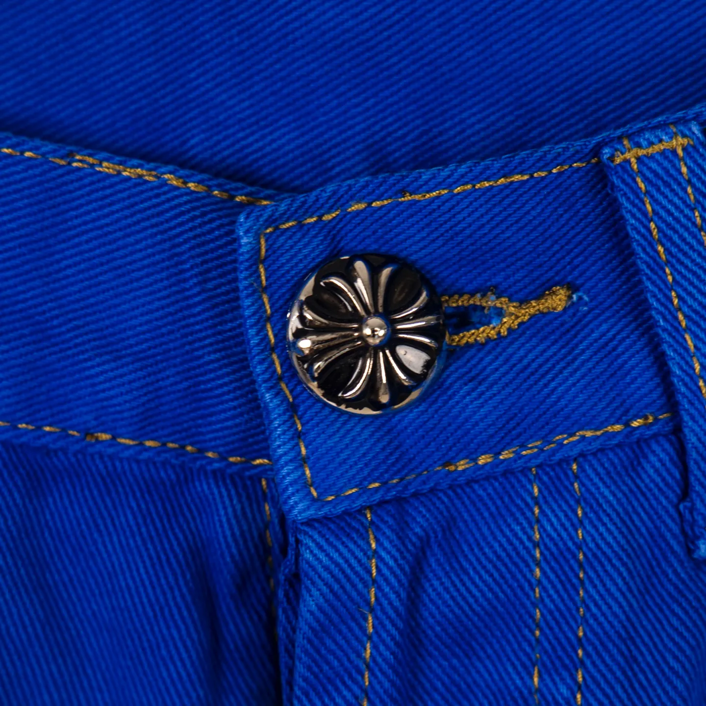 P270 Chrome hearts｜ch Chrome Hearts London-limited dopamine blue leather jeans - charming dopamine personality jeans, indispensable for fashionistas, the same model for celebrities, and a model touted by many bloggers. This new pair of pants is perfect in terms of shape and upper body. It is no exaggeration to say that making a pair of jeans is equivalent to the time of making 20 short-sleeved jeans. The fabric is made of high-quality imported denim. It has a unique high-end texture. I am very satisfied with it after washing and proofing several times. Style number: 1751# Color: Dopamine blue Size: 28 30 32 34